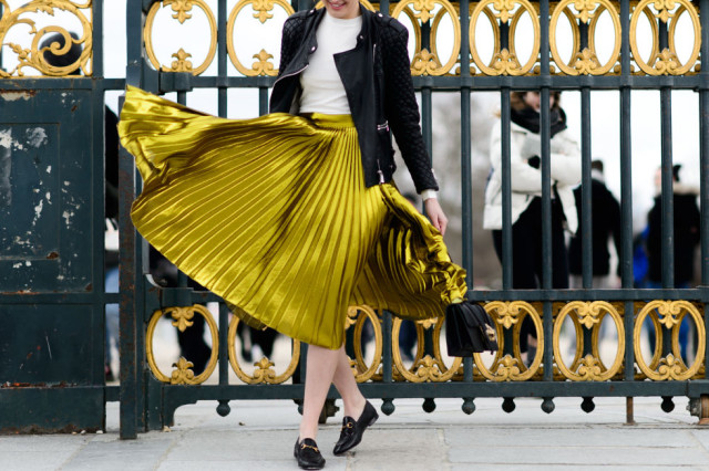 gold-pleated-skirt-gucci-loafers-black-moto-jacket-mocneck-shirt-work-pfw-street-style-elle-640x426